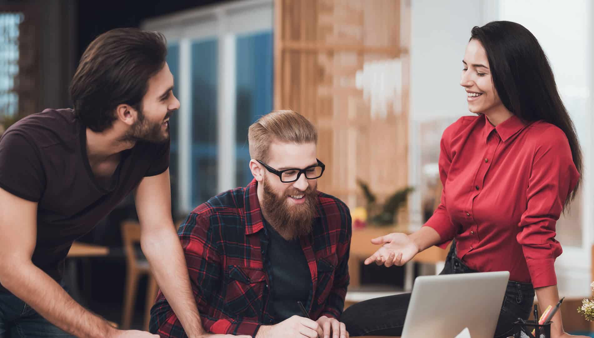 happy-workers-at-computer